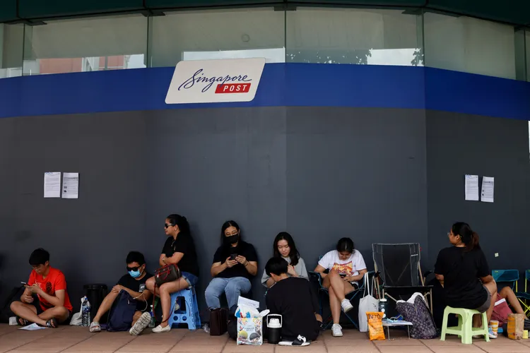 新加坡歌迷排隊買票。路透社