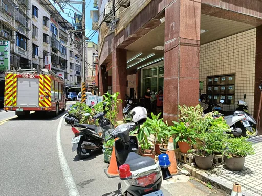 淡水男猝死家中!母躺床伴屍多天 鄰居聞臭味報警破門