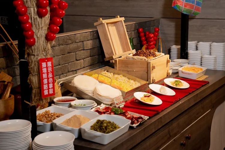 吉哆古早味餐車充滿濃濃復古味，潤餅DIY相當受到歡迎。吉哆火鍋百匯提供