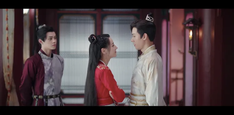 迪麗熱巴（中）仔細端詳龔俊美貌。翻攝自MyVideo