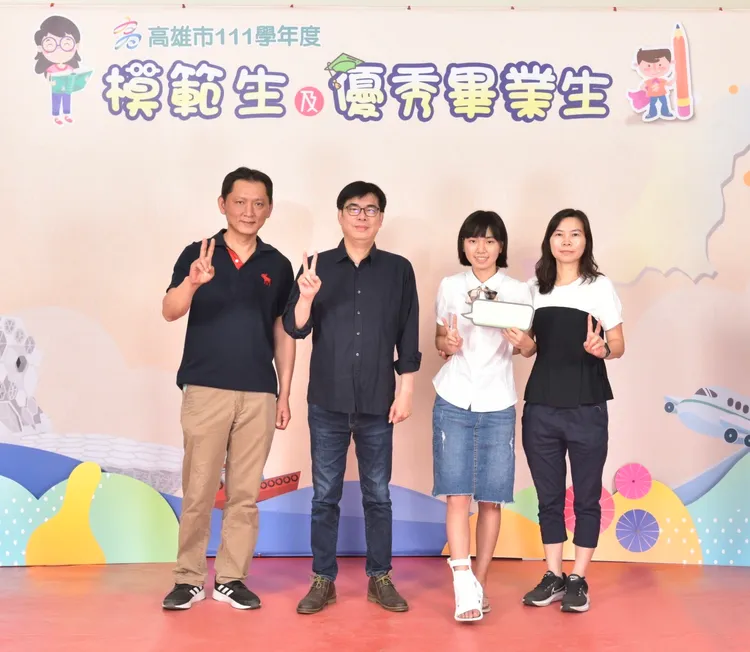 旗美高中郭子筠（右2）。教育局提供