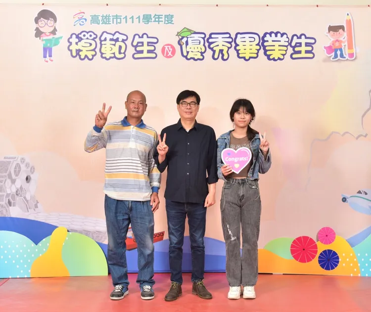 民權國小謝庭軒（右1）。教育局提供