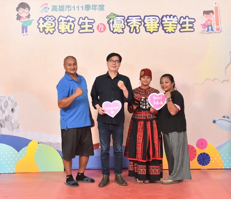 圓富國中王淑真（右2）。教育局提供