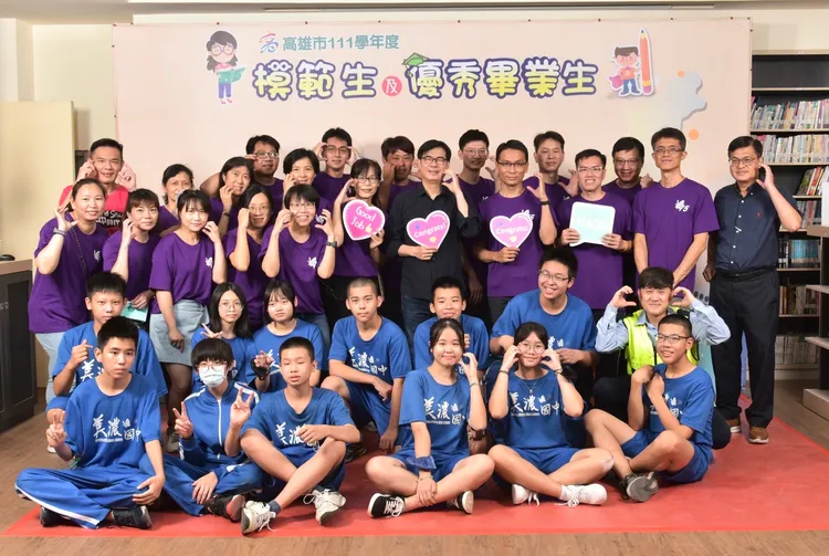 市長和美濃國中工作人員合照。教育局提供