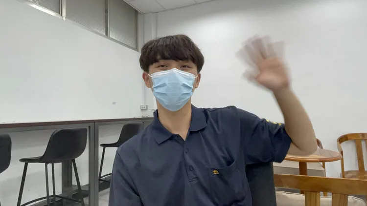 小男孩不斷揮手向他道再見，陸家瑋說這是他擔任清潔隊員遇過最開心的一件事。張沛森攝