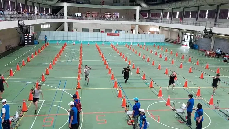 清潔隊甄選的體能測驗是要以徒手方式負重沙袋15公斤，依規定路線完成30公尺折返競速。桃園環保局提供