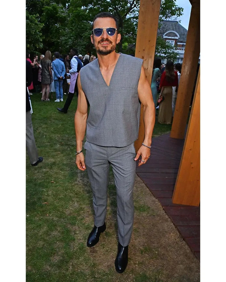 奧蘭多布魯穿上Paul Smith鴿灰色羊毛格紋背心，秀出精壯的手臂肌肉線條。翻攝paulsmithdesign IG