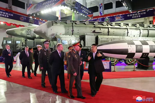 金正恩疫情過後首見外賓　向俄國防長秀武器