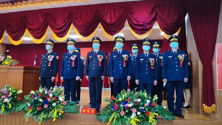 周冠輝(右二)今年初上任交大大隊長。讀者提供