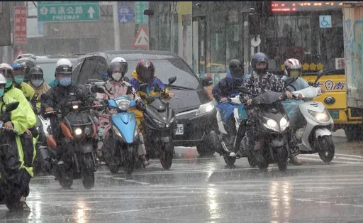 上班必經縣市停班可不去　颱風假不能扣工資和全勤