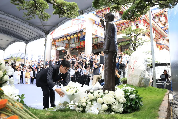 陳其邁等人到高雄紅毛港保安堂向安倍晉三銅像獻花致意。翻攝畫面