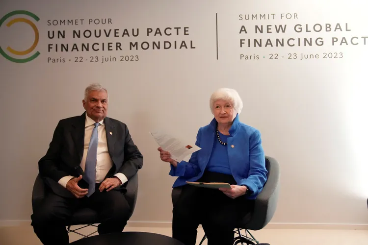 威克瑞米辛赫（左）上月赴巴黎參加全球氣候金融峰會，與美國財長葉倫會談。路透社