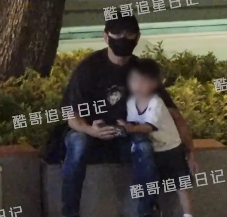 吳奇隆照顧兒子很有耐心。翻攝酷哥追星日記微博