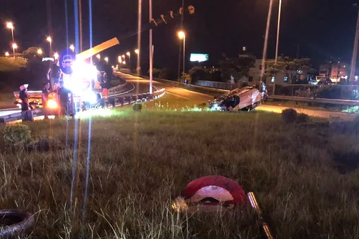 驚險片|飛車下國道滾數圈穿越馬路 翻覆釀1死!身分曝光