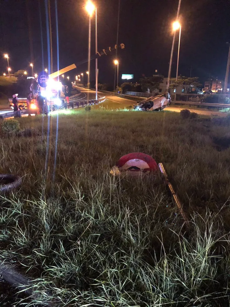 國道警方發現車輛翻覆，趕緊叫救護車。讀者提供