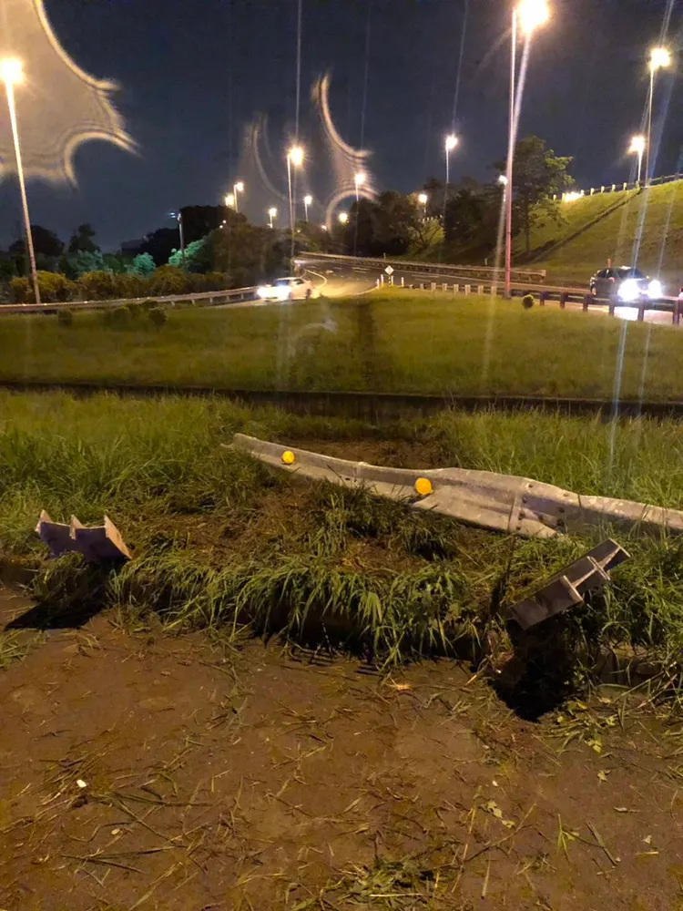 車輛撞歪護欄後側翻，翻滾好幾圈穿越平面道路。讀者提供