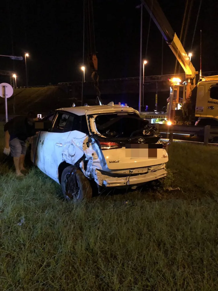 警方在車上起出毒品吸食器。讀者提供