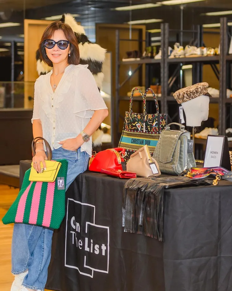 劉嘉玲秀出義賣商品。翻攝劉嘉玲IG