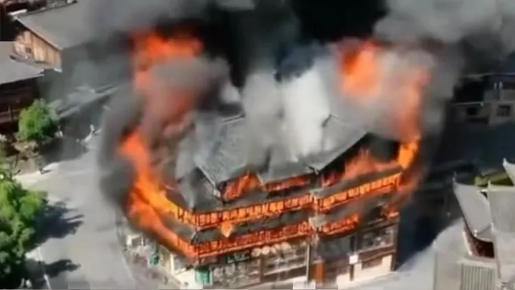 現場火勢驚人。翻攝微博