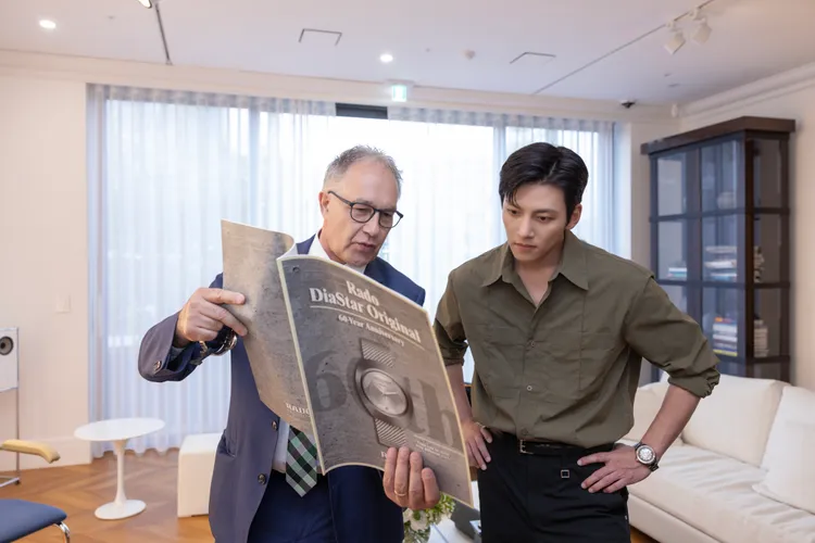 RADO全球總裁Adrian Bosshard（左）和品牌大使池昌旭於活動中相談甚歡。品牌提供