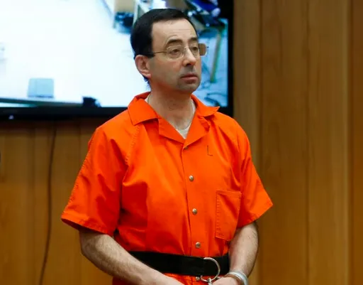 曾對330女性伸狼爪　美國體操隊狼醫獄中挨10刀　