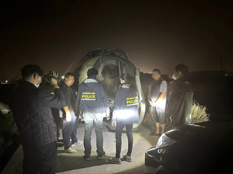 保七總隊現場逮捕亂倒廢油的現行犯。警方提供