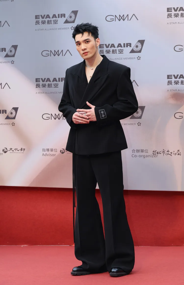 黃偉晉183公分再踩增高皮鞋，視覺上超過190公分，引網友注意。攝影中心攝