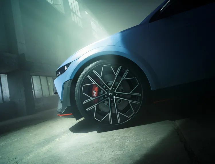 鍛造 21 寸鋁圈採用275/35 R21 Pirelli P-Zero 高性能胎，有助高性能行駛和激烈操控更好的抓地力。原廠照片