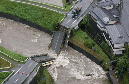 日本九州豪雨河水變泥流 熊本橋樑斷成好幾截!