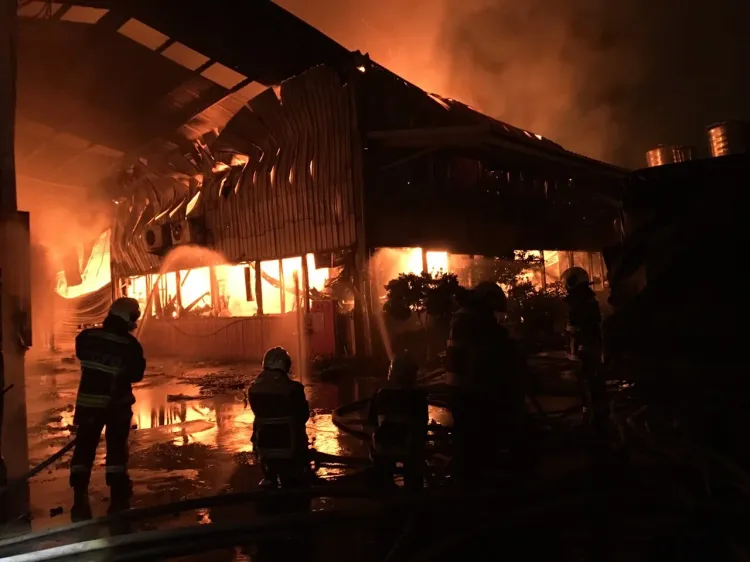 2019年10月台中農地違建工廠大火，導致2名消防員殉職，工廠負責人被依過失致死罪判刑2年6月。台中市消防局提供