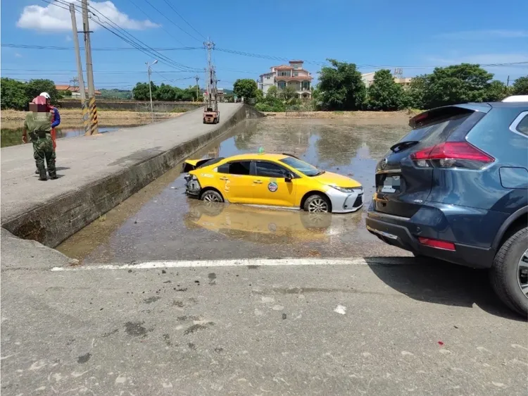 兩車發生擦撞，計程車飛入田中。取自記者新聞網。