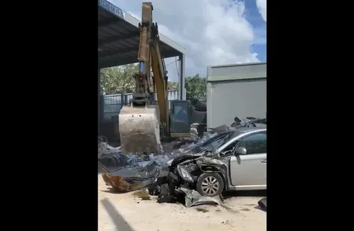 移民署查緝失聯移工 離譜!雇主竟開怪手砸爛偵防車