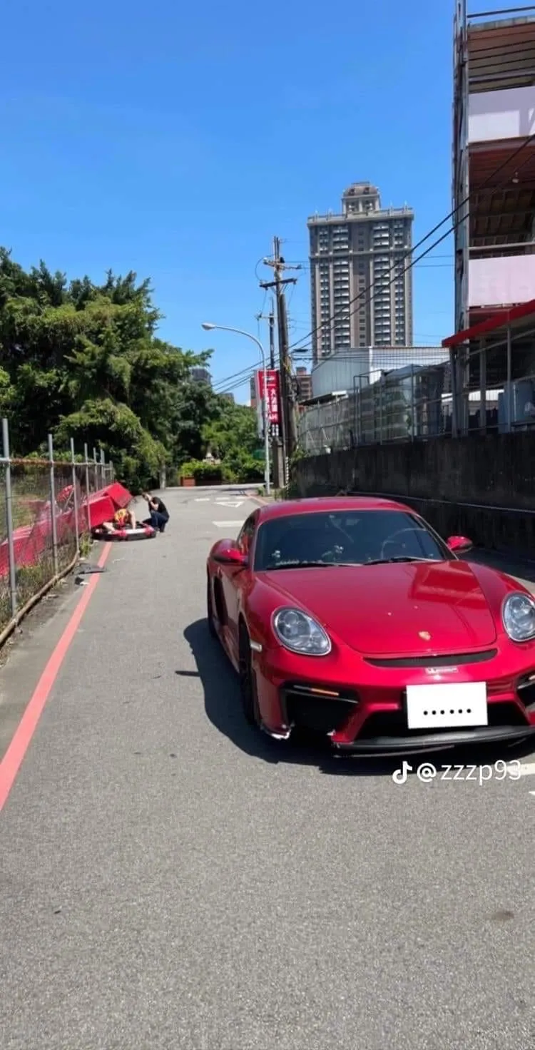 行駛在道路上的紅色保時捷保車，意外遭撞破圍籬的小型賽車撞上車輛右前方。翻攝自臉書「爆廢公社二館」