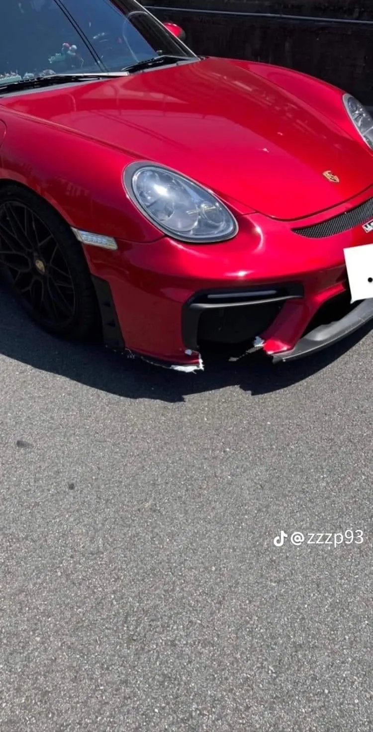保時捷保車保險桿嚴重損壞。翻攝自臉書「爆廢公社二館」