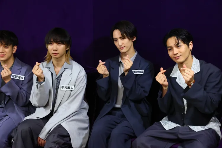 川島如惠留（右二）作勢嚇松田元太說他旁邊也有跟著一個阿飄。彭欣偉攝