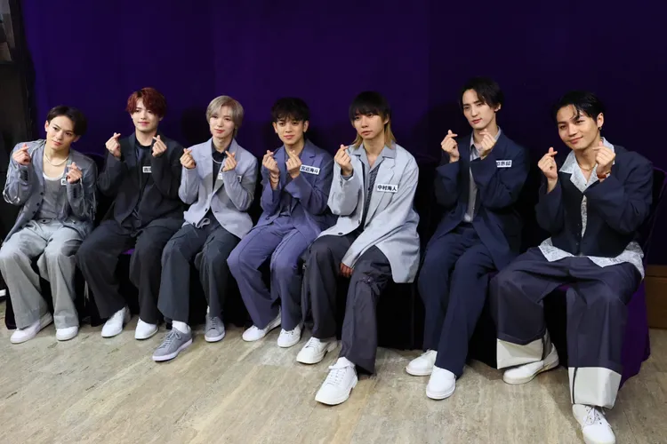 松倉海斗（左起）、吉澤閑也、七五三掛龍也、隊長宮近海斗、中村海人、川島如惠留、松田元太比出手指愛心。彭欣偉攝