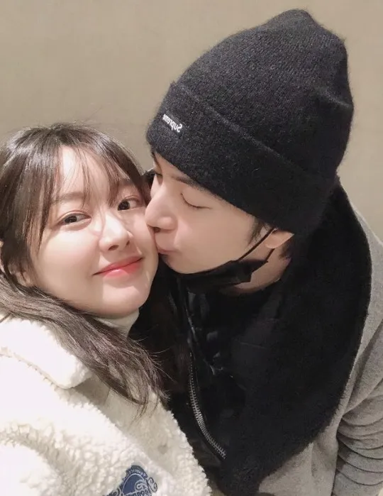 天動（右）貼出親吻美美的照片，大方認愛。翻攝naver
