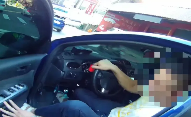 駕駛遲遲才打開車門。翻攝畫面