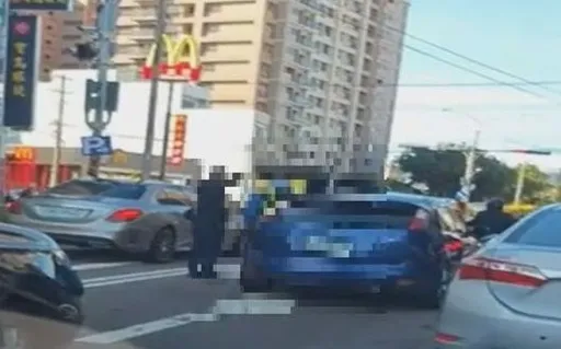 新竹男車停路中昏了過去 警拍窗喚醒!酒測值竟高的嚇人