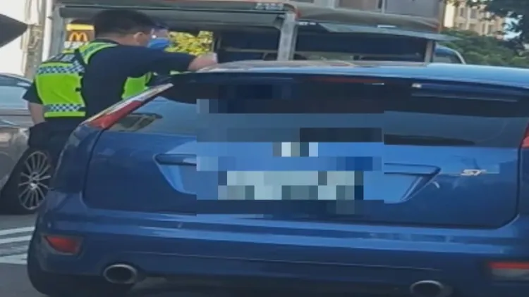 警方到場拍車門試圖喚醒駕駛人。翻攝畫面