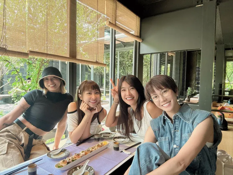 大牙今日和控訴許傑輝的黃云歆，以及相挺黃云歆的小嫻聚餐，她將合照分享在粉絲頁上。翻攝《宜霈vs大牙》粉絲頁