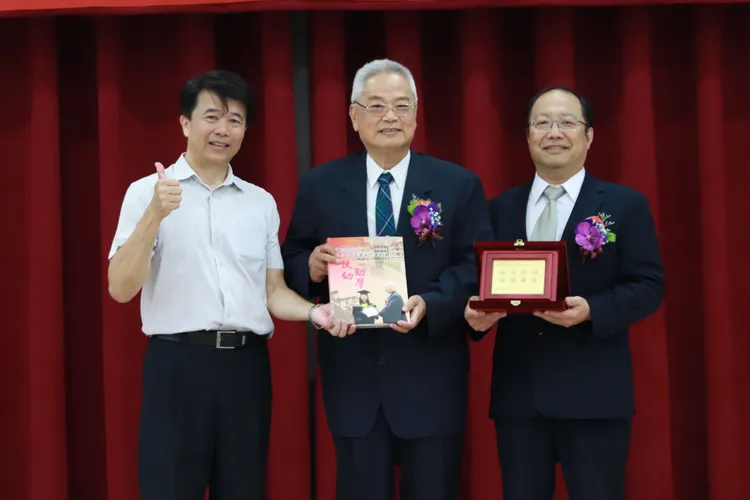 校長孫逸民（右）代表校方贈送紀念品給卸任董事長鄭啟瑞表達感謝。 校方提供