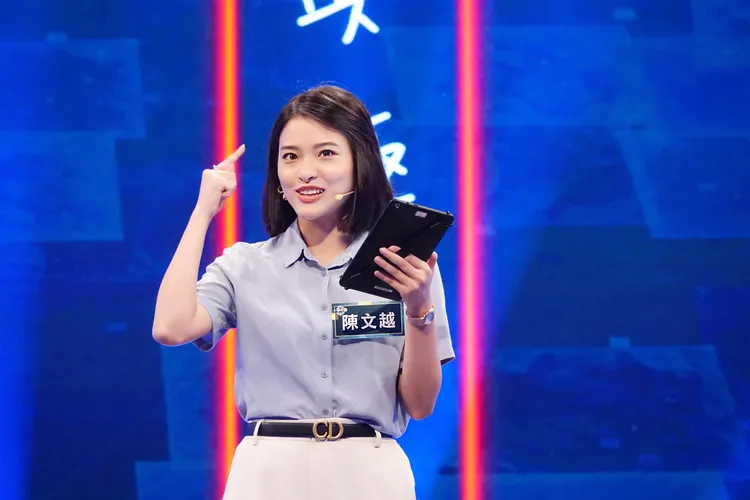 主播陳文越錄影一時想不出答案。公視提供