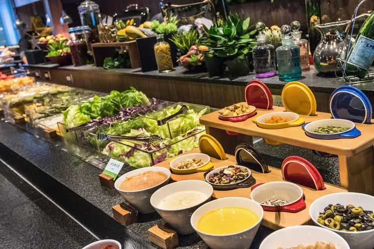 憑捷絲旅聯合住宿券均附贈早餐吃到飽，圖為捷絲旅高雄站前館的Double Veggie餐廳。捷絲旅提供