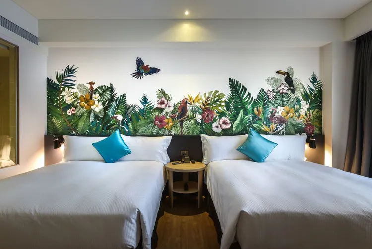 捷絲旅高雄站前館，憑聯合住宿券可享平日入住浴缸房型的捷絲旅家庭房，周日至周五入住加價500元，並再贈翌日吃到飽自助早餐四客。捷絲旅提供