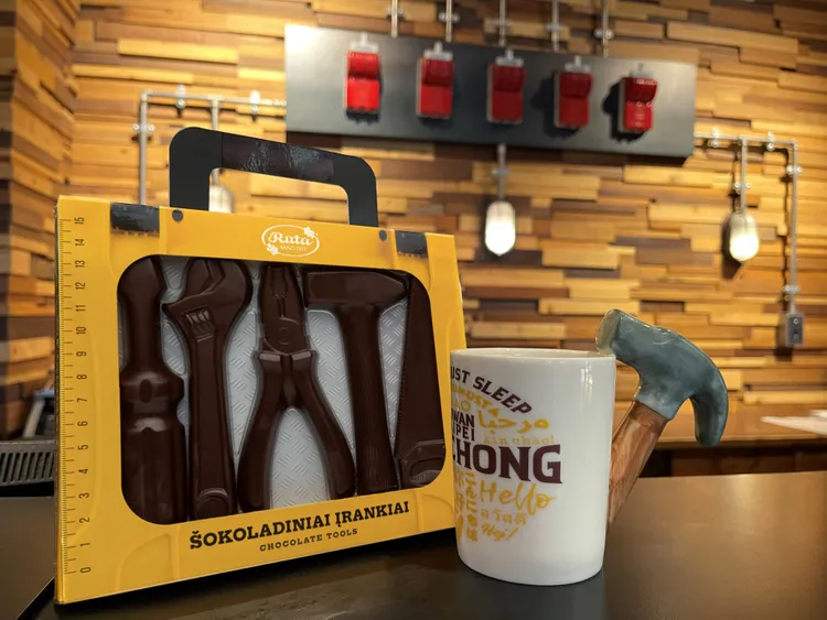 於優惠期限內憑本券入住，捷絲旅台北三重館獨家每房再加贈工具箱巧克力及工具杯乙組。捷絲旅提供