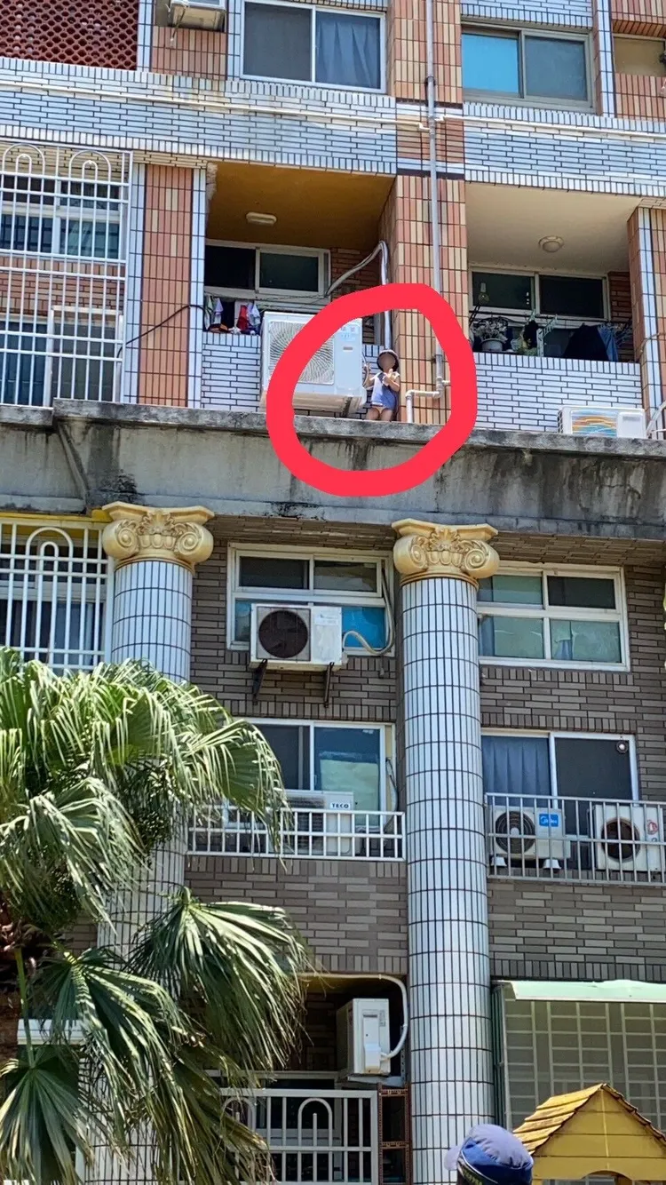 小女孩孤伶站在高處，路人趕緊報案。讀者提供