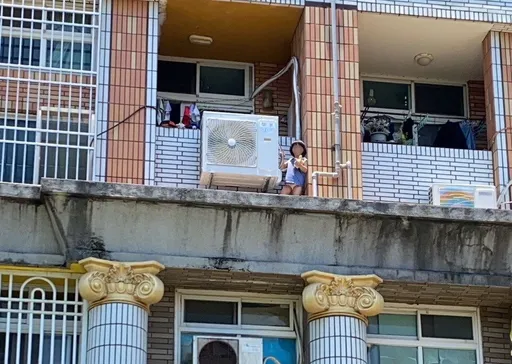 4歲小女孩趁阿嬤睡著翻過3樓陽台受困雨遮獲救！台南社會局緊急安置照顧