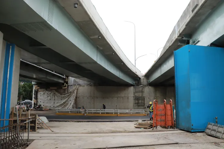 三鶯大橋改建工程施工團隊已在今年汛期前，完成在三鶯大橋下環河路匝道增做一處防洪閘門，避免颱風來襲對本工程及三鶯地區造成災害。工務局提供