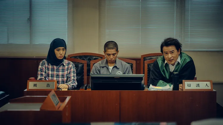 李銘順(右)在這部戲說了很多語言，疫情隔離期間透過視訊每日和老師上語文課。八大提供